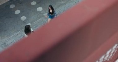 Yeraltı malikânesinin korkuluklarının arkasında dört arkadaşın bir dans, sokak dansı savaşında buluştuğu bir hava manzarası..