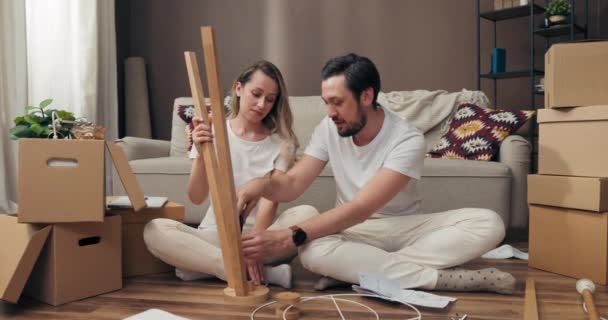 Счастливые Молодая Женщина Мужчина Пытается Украсить Мебель Новый Деревянный Напольный — стоковое видео