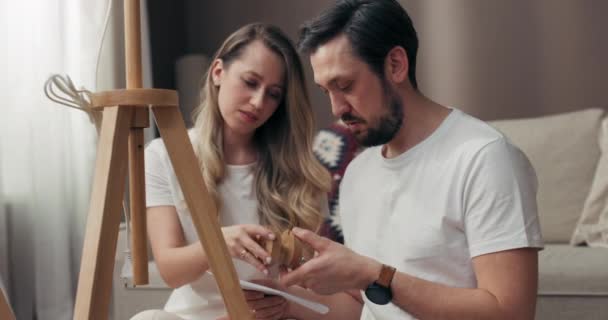 Pais Felizes Esposa Marido Decoração Nova Lâmpada Assoalho Homem Feliz — Vídeo de Stock