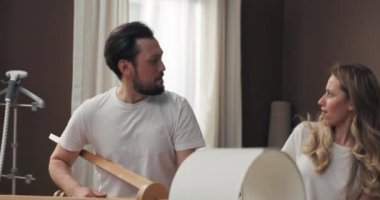 Taşınmak, mutlu bir eş ve yakışıklı bir koca olarak yeni bir dairede eğlenmek, lamba tutmak, gitar çalmak, dans etmek, yeni bir ev satın almak gibi. Ebeveynler dinleniyor.