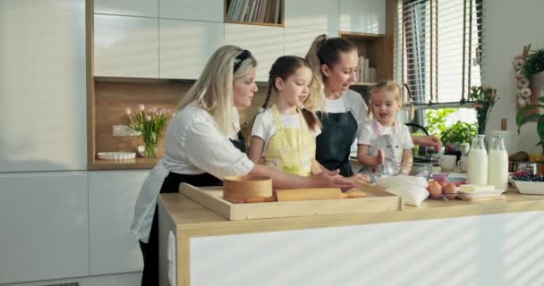 Elderly Middle Aged Granny Woman Apron Teaching Offspring Granddaughters Kneading — Stock Video