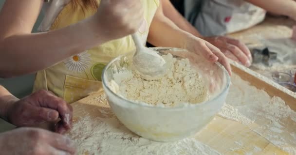 Nahaufnahme Ausgewählte Fokus Kinder Kleine Hände Versuchen Hausgemachten Teig Mit — Stockvideo