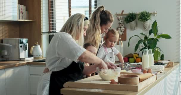 Felice Riunione Famiglia Adorabile Nonna Mezza Età Impastare Pasta Ciotola — Video Stock