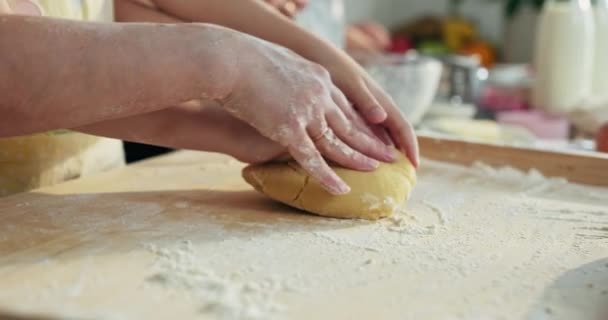 Babcia Wnuczka Ręka Ugniatam Ciasto Rzucam Powietrze Drewniany Powierzchnia Szczęśliwego — Wideo stockowe