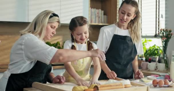 Felice Madre Bionda Con Nonna Insegnare Prole Impastare Pasta Domestica — Video Stock