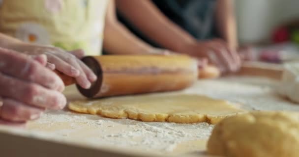 Nahaufnahme Selektiver Fokus Auf Kinderhände Die Versuchen Mit Nudelholz Selbstgemachten — Stockvideo