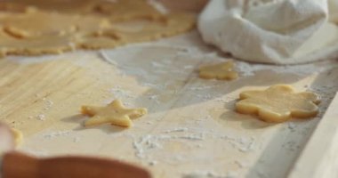 Kadın çocuk elleri pişirmeden önce ev yapımı taze bisküvileri ahşap yüzey masasına koyuyor..