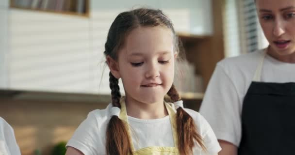 Молодая Мать Блондинка Помогает Дошкольнику Дочь Обучения Управления Процессом Рулон — стоковое видео