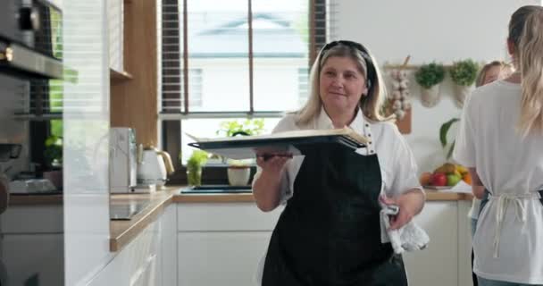 Nadšený Středního Věku Blondýny Babička Uvedení Pečení Tác Domácími Cookies — Stock video