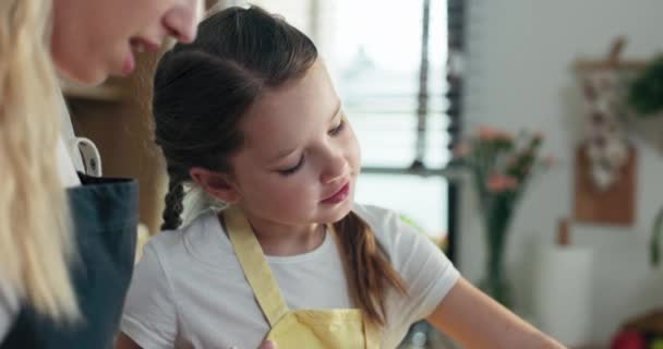 Sevimli Sevimli Anaokulu Kızı Kız Kardeşi Mutfakta Yoğurulan Yapımı Hamurla — Stok video
