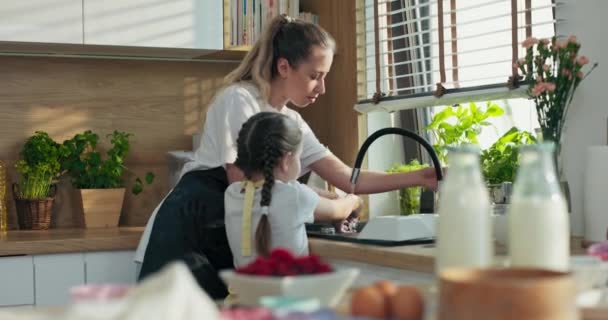 有选择地把重点放在为比萨饼准备厨房配料上 让妈妈和可爱的学龄前小女孩在给爸爸做饭之前洗手 — 图库视频影像