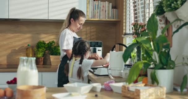 Criança Pré Escolar Feliz Com Jovem Mãe Loira Cozinha Moderna — Vídeo de Stock