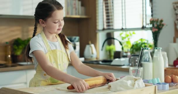 Criança Feliz Cozinha Moderna Mesa Com Saborosos Ingredientes Cozinha Rolando — Vídeo de Stock