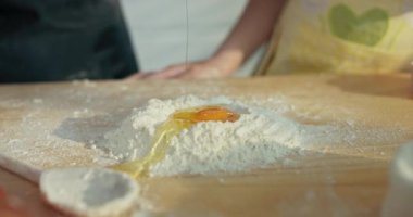 Seçici odak noktası, aile yemeği için ev yapımı hamur yoğurma ve un üzerine yumurta çırpma üzerine aile yemeği için pizza makarnası pişirme üzerine. .