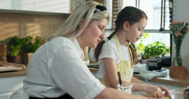 Cozinhar Processo Cozimento Encantado Pré Escolar Filha Neta Manhã Preparar — Vídeo de Stock