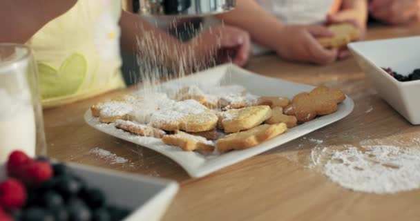 Concept Biscuits Décoratifs Joyeuse Fête Des Mères Filles Préscolaires Curieuses — Video