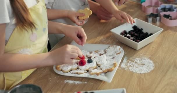 Nahaufnahme Selektiver Fokus Auf Holzoberfläche Mit Weißer Platte Kinderhände Verzieren — Stockvideo