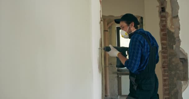 Homme Perce Trou Dans Mur Appartement Rénovation Avec Une Grande — Video