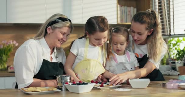 Feliz Dia Das Mães Encantada Avó Meia Idade Com Filha — Vídeo de Stock