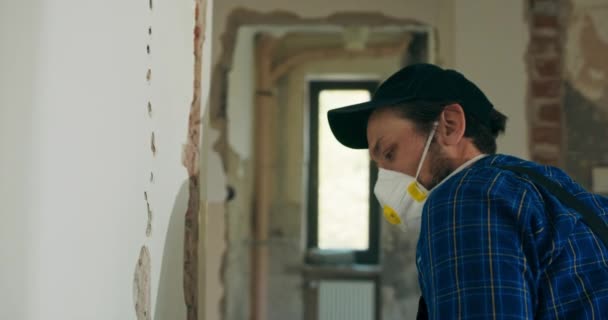 Homem Faz Buraco Parede Apartamento Reforma Com Uma Grande Broca — Vídeo de Stock