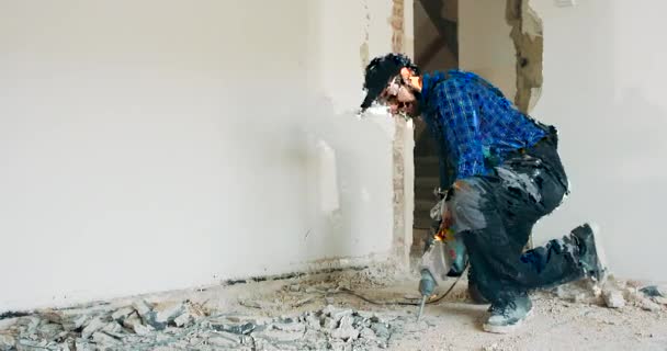 Doświadczony Pracownik Pracujący Lat Budowach Remontuje Mieszkanie Kończy Dom Drapie — Wideo stockowe