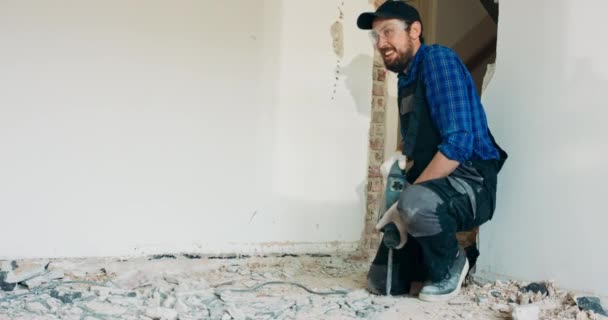 Een Betonnen Vloer Verwijderen Met Een Handhamer Betonnen Puin Bouwplaats — Stockvideo