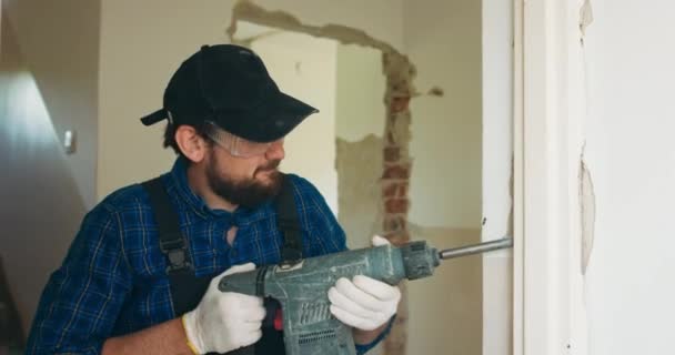 Ein Männlicher Bauarbeiter Demoliert Bei Der Arbeit Mit Einem Presslufthammer — Stockvideo