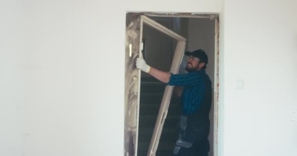 Bauarbeiter Bei Wohnungsrenovierung Demoliert Türrahmen Totalabriss Des Hauses — Stockvideo