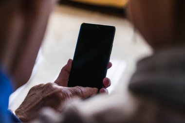 Evde cep telefonu gibi duran eski bir evlilik.