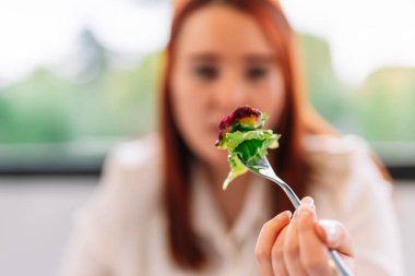 Çataldaki salata. Salata yiyen genç kız.