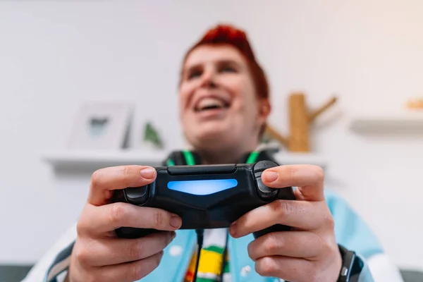 Zbliżenie rąk osoby LGBTQIA grającej w konsolę do gier wideo. — Zdjęcie stockowe