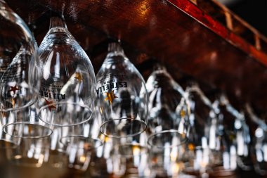 Rafa pub bar asılı boş şarap bardakları