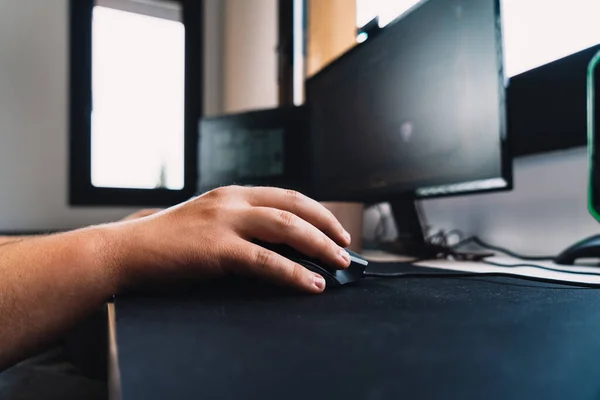 Ręce młodego człowieka za pomocą myszki laptopa pracującego jako programista domowy. — Zdjęcie stockowe