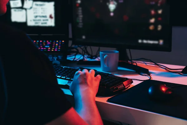 Primo piano delle mani di un giovane professionista di videogiochi online, che gioca sul computer. Primo piano di un set-up di giocatori — Foto Stock