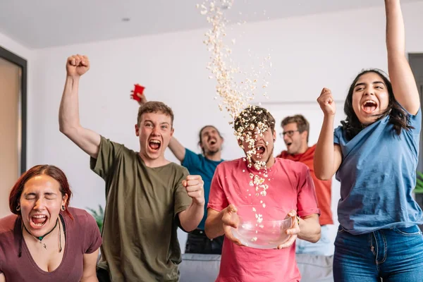 Arkadaşlar sevinçten havalara uçuyor, takımlarının zaferinden sonra havaya patlamış mısır atıyorlar. Bir grup genç evde parti yapıyor..