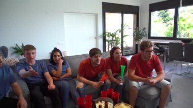  Dostlar spor takımlarının zaferini kutluyor. Rakip takım zaferden sonra üzgün. Televizyonda futbol izliyordum. rakip takımlar.