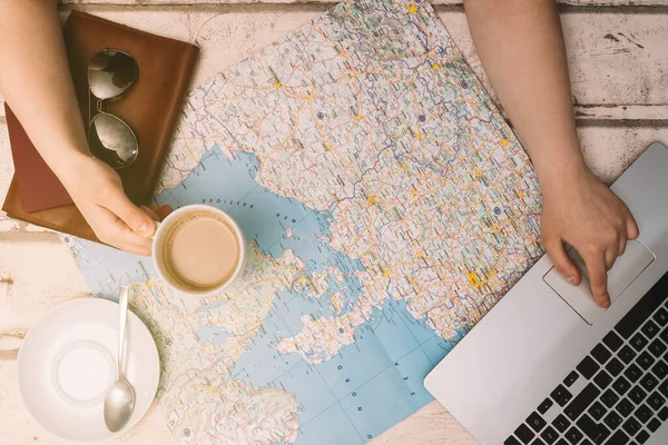 Jovem mulher planejando suas férias em casa com a ajuda de seu laptop. conceito de viagem e lazer. — Fotografia de Stock