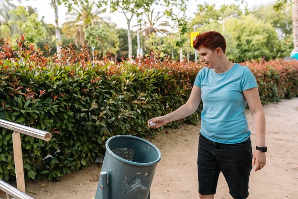 Een Jonge Vrouw Die Papier Recycleert Een Vuilnisbak Stad Verantwoordelijke — Stockfoto