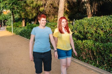 Gün batımında şehirdeki halka açık bir parkta mutlu mesut eve yürüyorlar. Şehirdeki genç kızlar dedikodu yaparken boş zamanlarını paylaşıyorlar. Arkadaşlık ve arkadaşlık kavramı