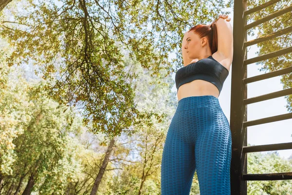 Jonge Vrouwelijke Fitnesstrainer Verwarmen Haar Lichaam Voor Oefening Atleet Die — Stockfoto