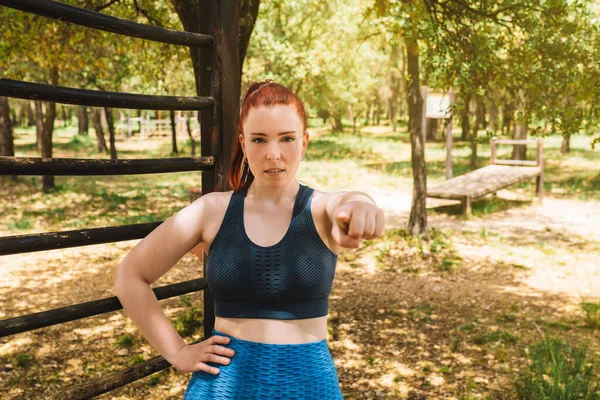 Jonge Vrouwelijke Atleet Met Haar Wijsvinger Naar Camera Buiten Een — Stockfoto