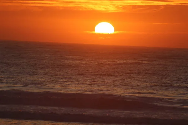Море Волна Конец Дня Камень Пляж Солнце Облако Вода Закат — стоковое фото