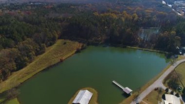 Göl boyunca güneş gölgesi olan yeşil gölün sol dairesi.