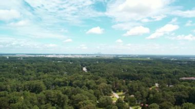 Hava aracı havaalanı şehrinden uzaklaşıyor.