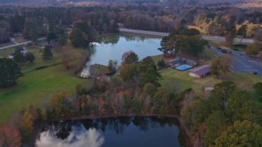Sonbahar Gölü üzerindeki İHA Manzarası arka planda sokak ile oldukça sonbahar gölü ile karşı karşıya