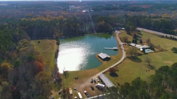 Vista aérea mais próxima do drone voar até o lago verde com sombra solar. — Vídeo de Stock