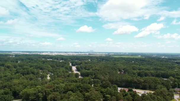 Luchtfoto drone Trek weg van de grote luchthaven tonen stad op de achtergrond. — Stockvideo