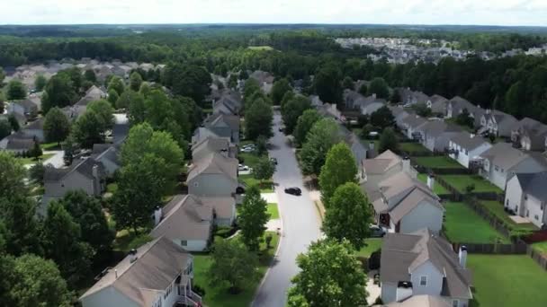 Saque la vista aérea del dron sobre un exuberante vecindario suburbano verde estadounidense. — Vídeos de Stock