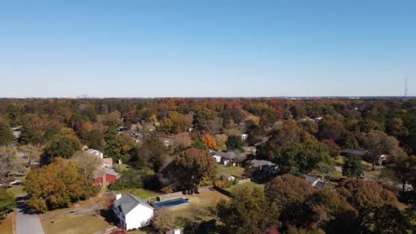 Aerial rise up view to see Atlanta airport downtown Atlanta in the background. — Stok Video