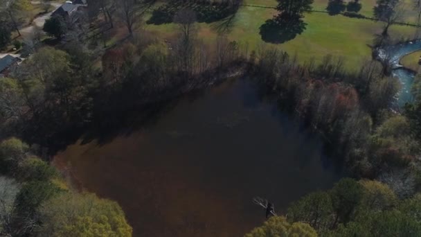 空中环抱着褐色的湖面，在湖面上闪烁着太阳光 — 图库视频影像